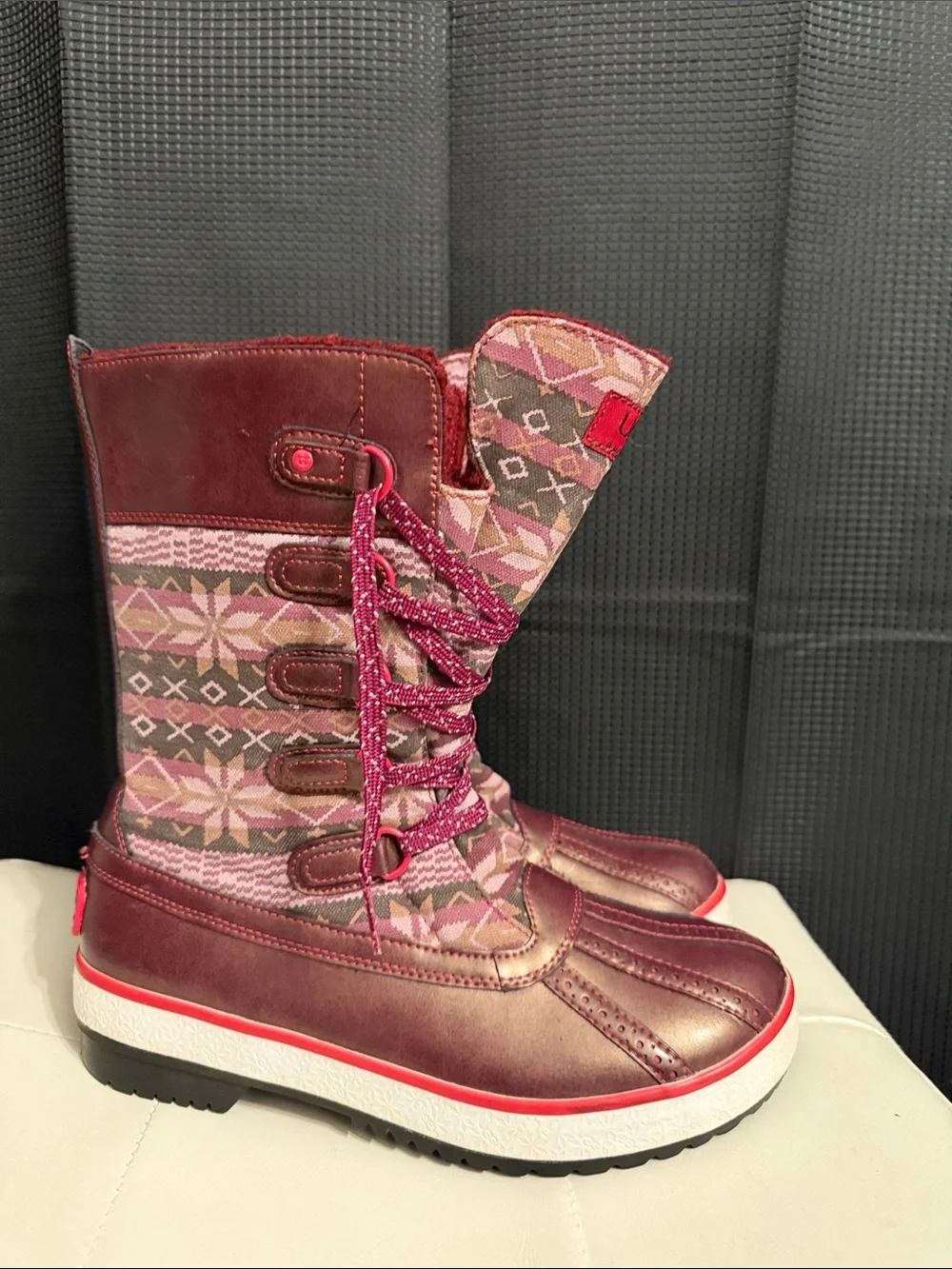 UGG Baroness Fair Isle Lace up Duck Boots in Burgundy and Nordic Sugarplum Sz 9